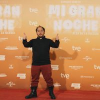 Tomás Pozzi saluda en la alfombra roja de la premiere de 'Mi gran noche'