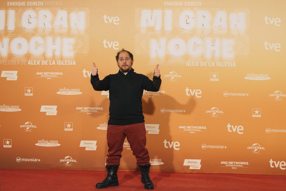 Tomás Pozzi saluda en la alfombra roja de la premiere de 'Mi gran noche'