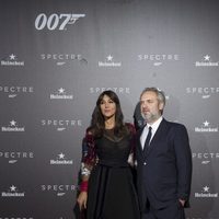 Sam Mendes y Monica Belluci en la premiere en Madrid de 'Spectre'