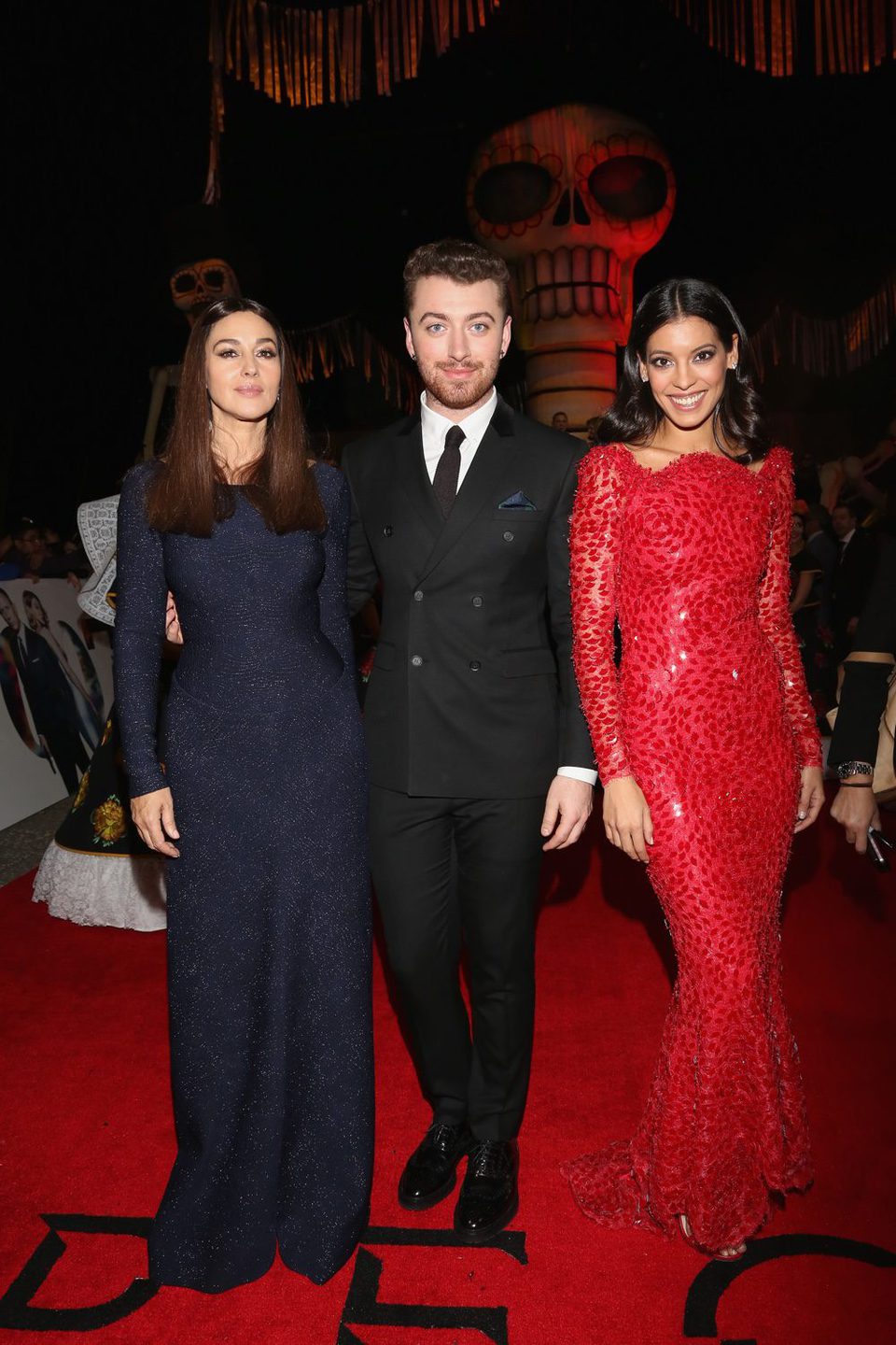 Monica Bellucci, Sam Smith y Stephanie Sigman en la premiere de 'Spectre'