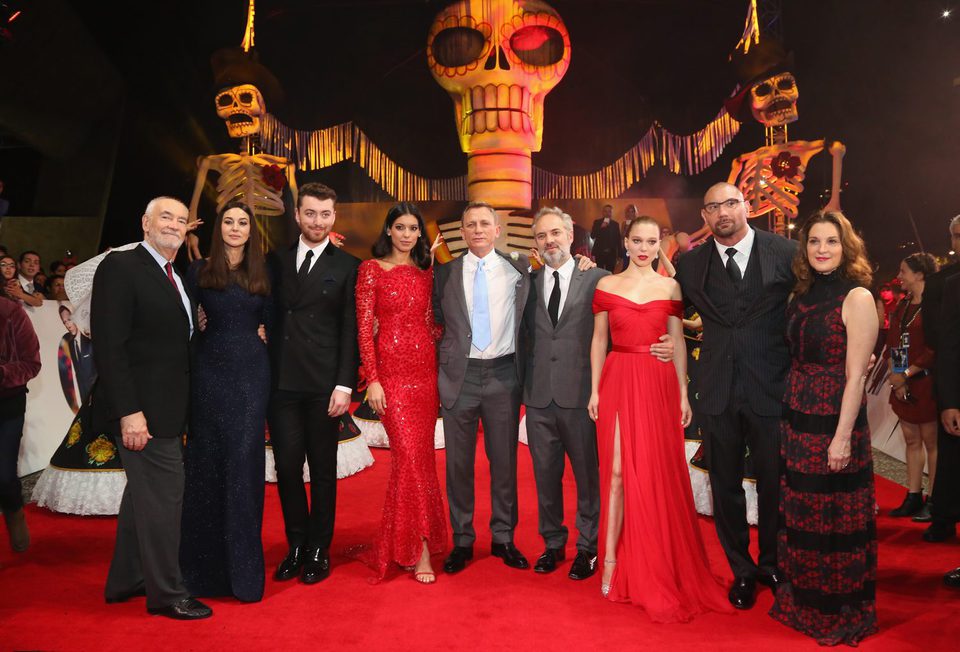 El reparto de 'Spectre' posando en la premiere de Mexico