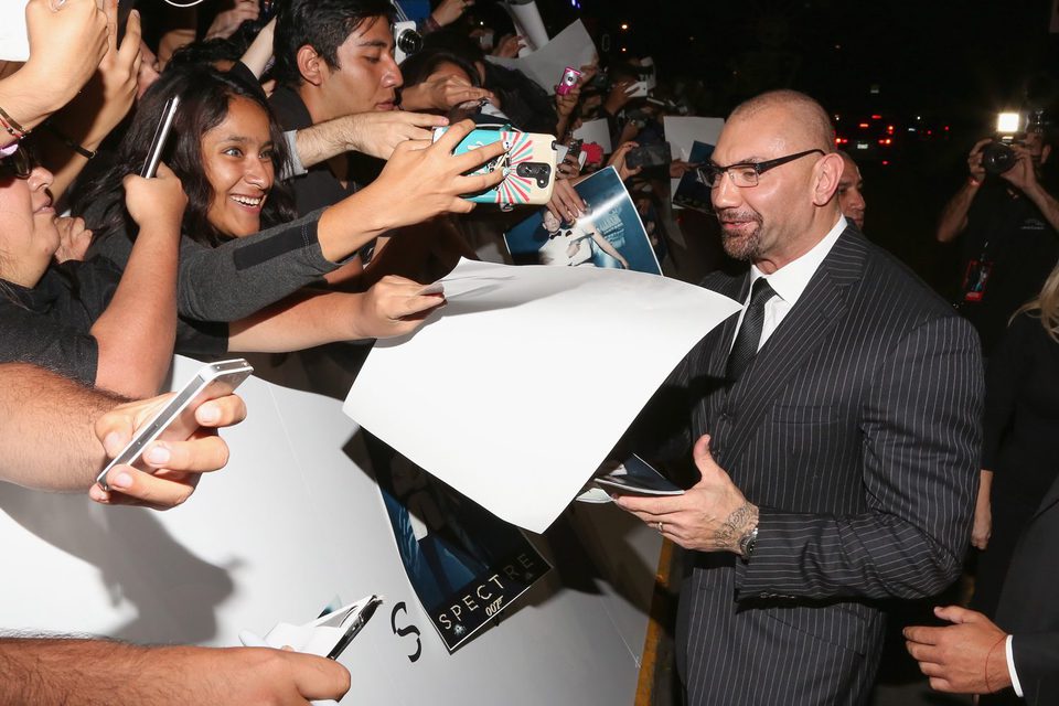 Dave Bautista con los fans mexicanos en la premiere de 'Spectre'