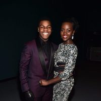 John Boyega y Lupita Nyong'o en la premiere de 'Star Wars: El despertar de la fuerza'