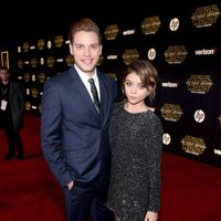 Dominic Sherwood y Sara Hyland en la premiere de 'Star Wars: El despertar de la fuerza'