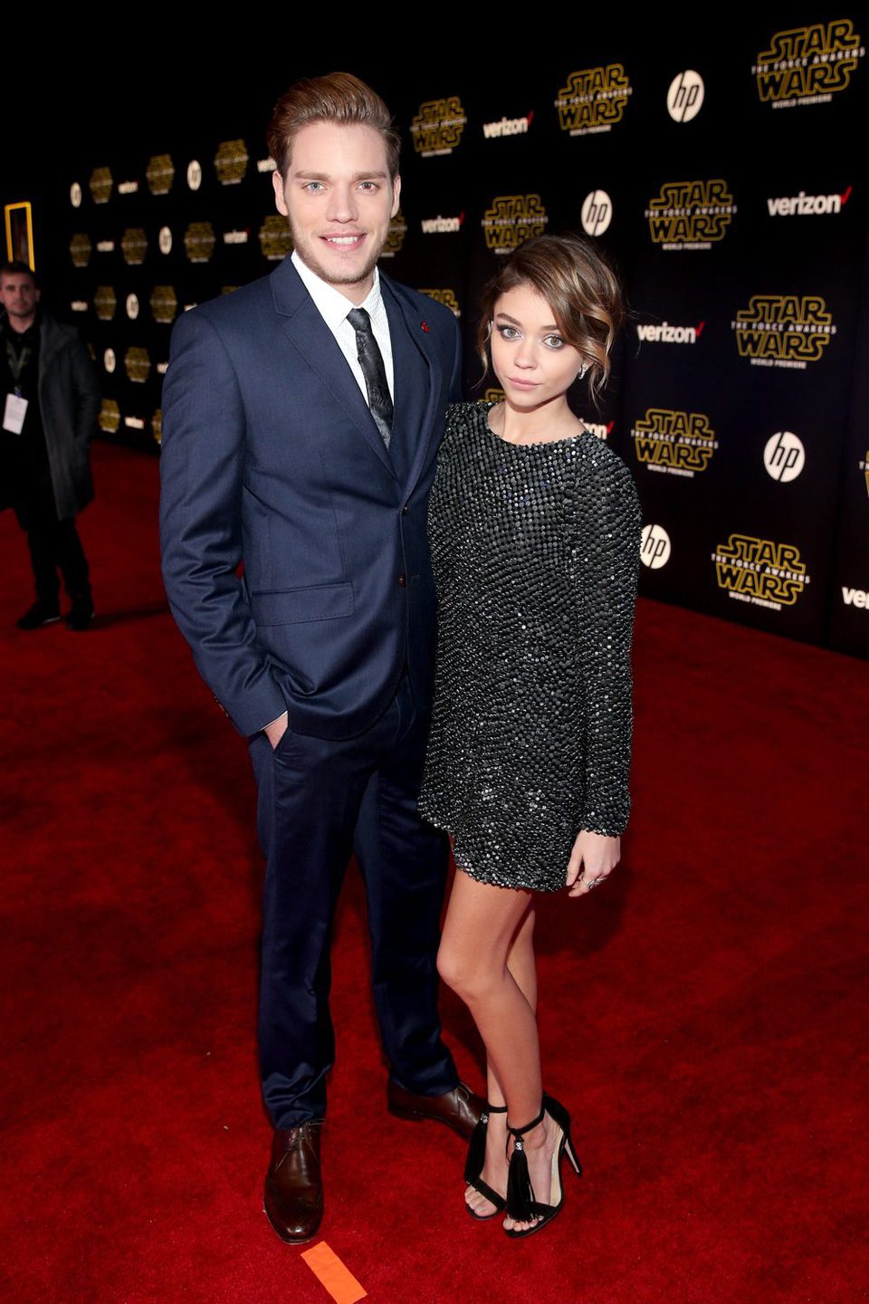 Dominic Sherwood y Sara Hyland en la premiere de 'Star Wars: El despertar de la fuerza'