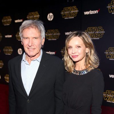 Harrison Ford y su mujer en la Premiere de 'Star Wars: El despertar de la fuerza'