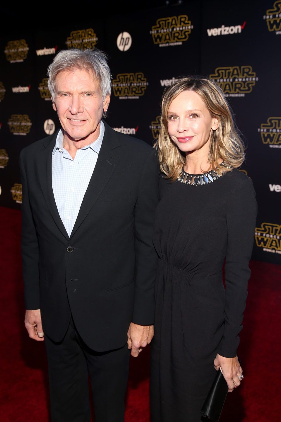 Harrison Ford y su mujer en la Premiere de 'Star Wars: El despertar de la fuerza'