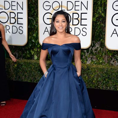 Gina Rodriguez en la alfombra roja de los Globos de Oro 2016