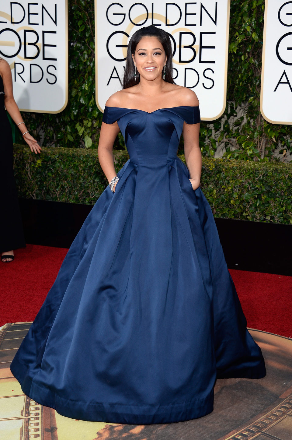 Gina Rodriguez en la alfombra roja de los Globos de Oro 2016