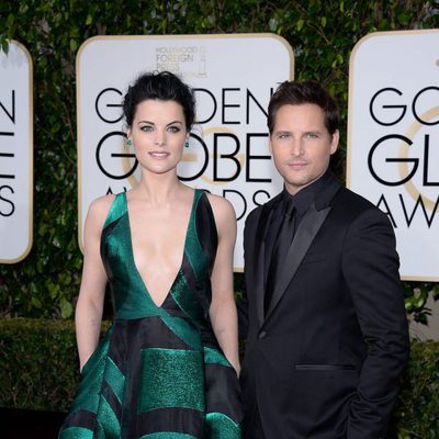 Jaimie Alexander y Peter Facinelli en la Alfombra Roja de los Globos de Oro 2016