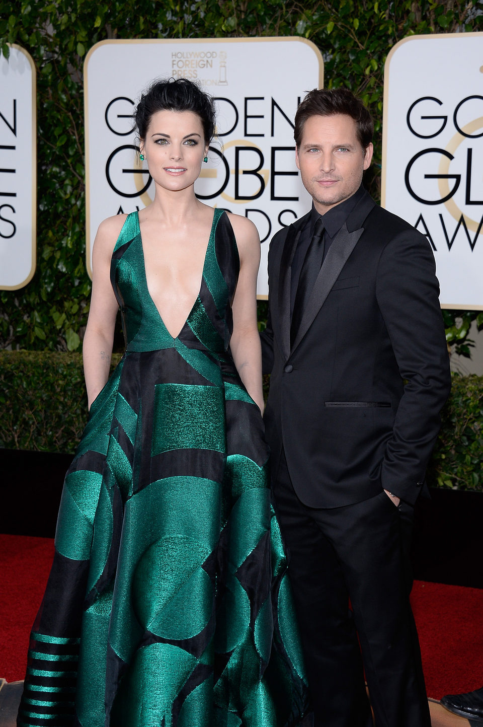 Jaimie Alexander y Peter Facinelli en la Alfombra Roja de los Globos de Oro 2016