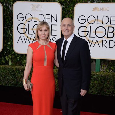 Jeffrey Tambor y Kasia Ostlun en la alfombra roja de los Globos de Oro 2016