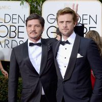 Pedro Pascal y Boyd Holbrook en la alfombra roja de los Globos de Oro 2016