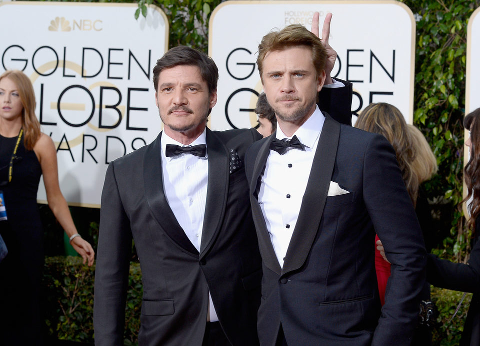 Pedro Pascal y Boyd Holbrook en la alfombra roja de los Globos de Oro 2016