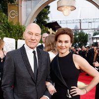 Patrick Stewart y Sunny Ozell en la alfombra roja de los Globos de Oro 2016