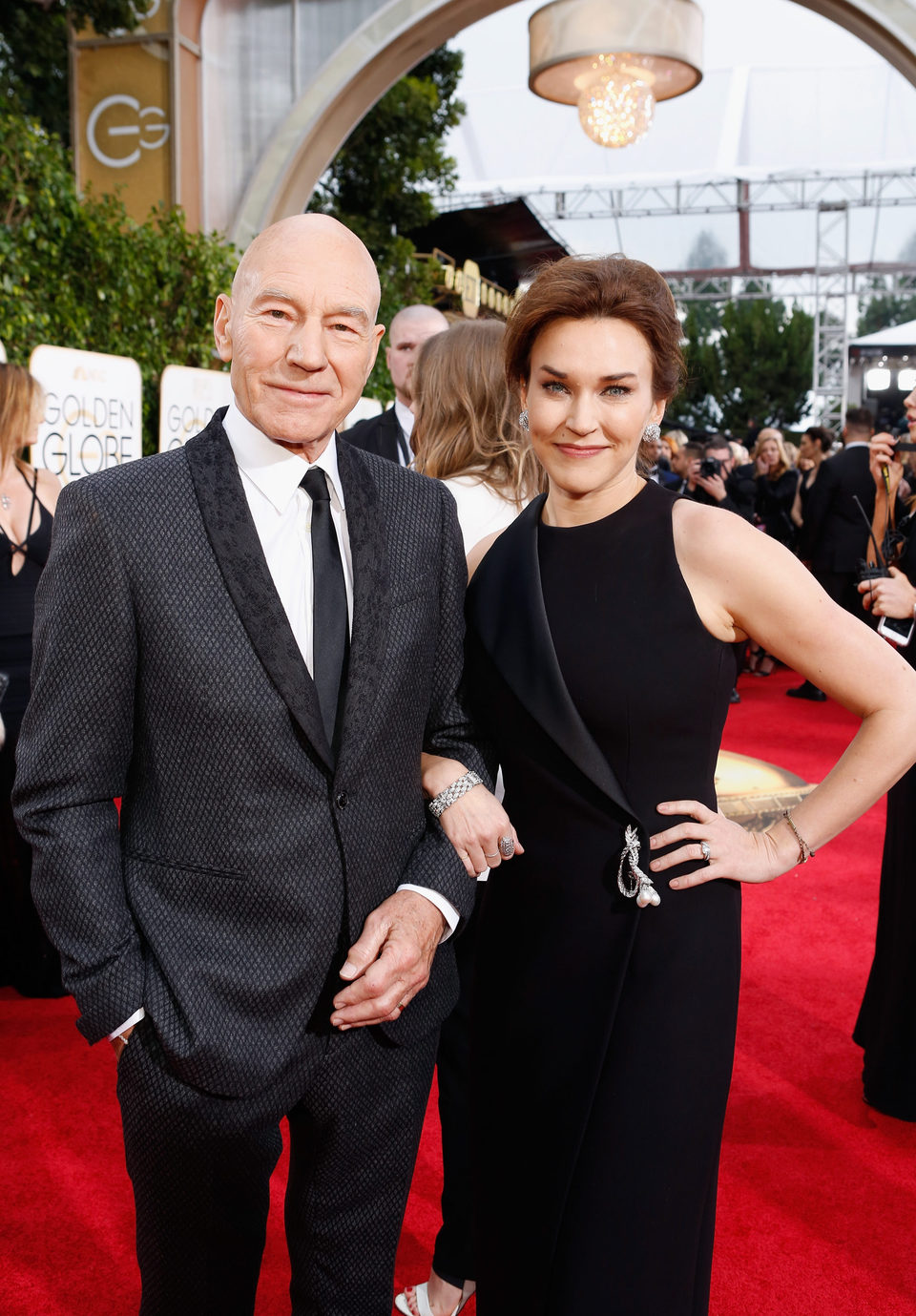 Patrick Stewart y Sunny Ozell en la alfombra roja de los Globos de Oro 2016