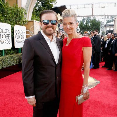 Ricky Gervais y Jane Fallon en la alfombra roja de los Globos de Oro 2016