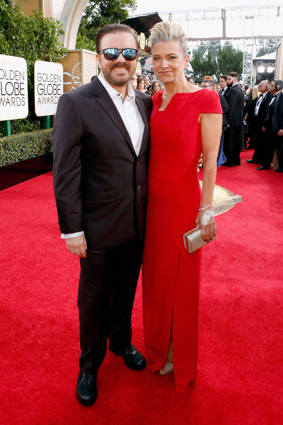 Ricky Gervais y Jane Fallon en la alfombra roja de los Globos de Oro 2016