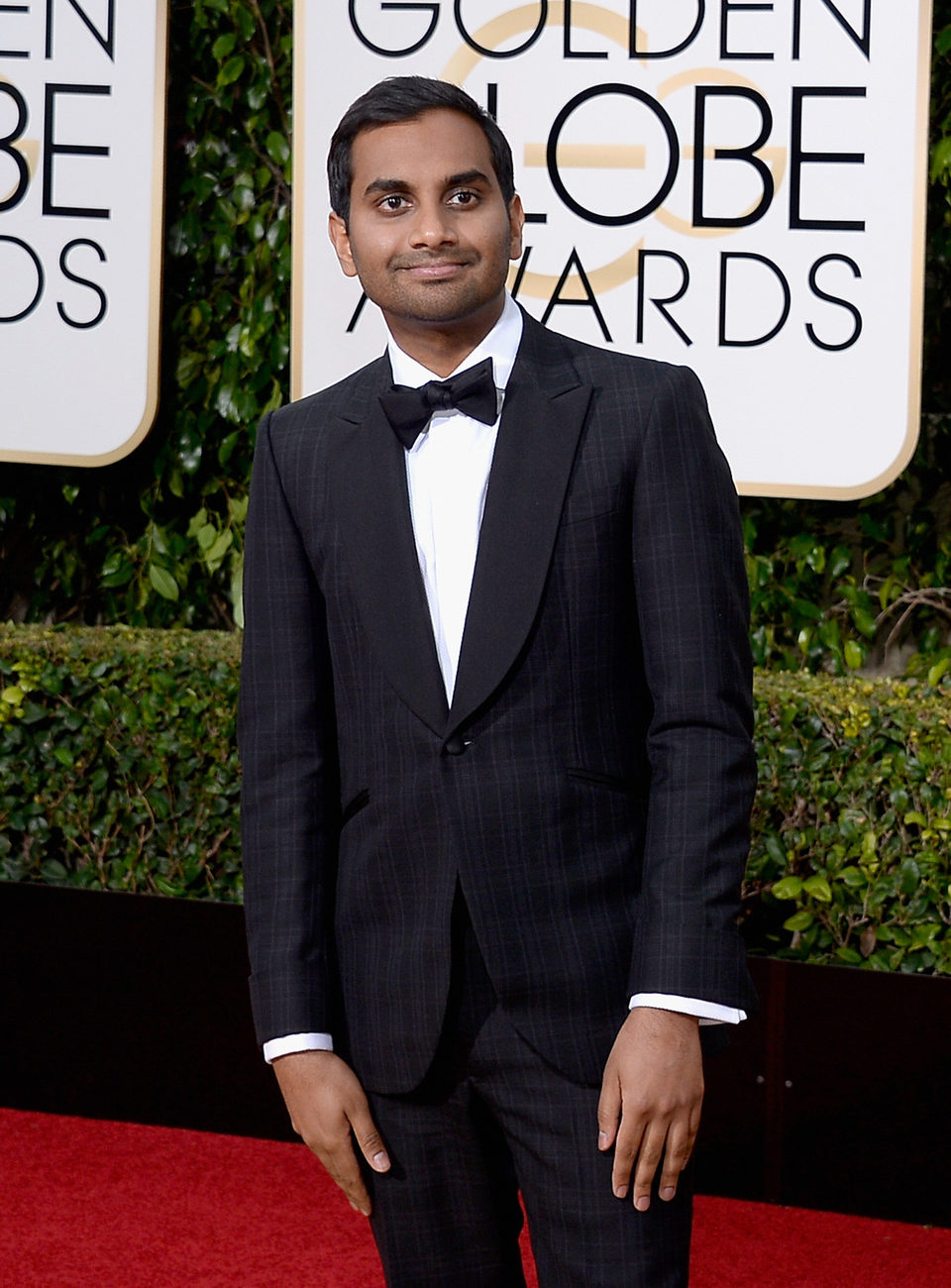 Aziz Ansari en la alfombra roja de los Globos de Oro 2016