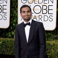 Aziz Ansari en la alfombra roja de los Globos de Oro 2016