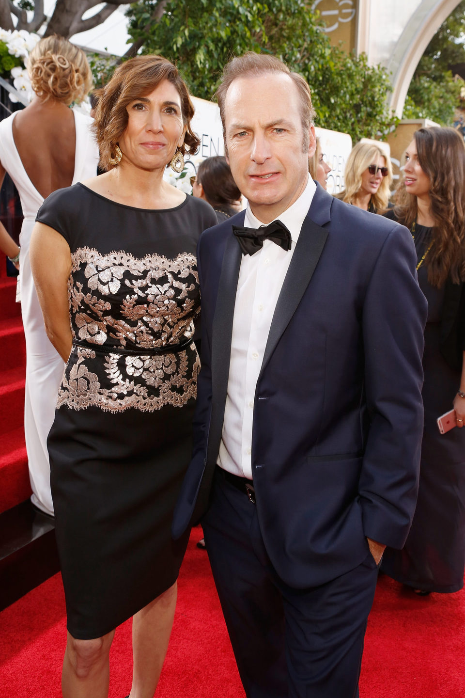 Bob Odenkirk y Naomi Odenkirk en la alfombra roja de los Globos de Oro 2016