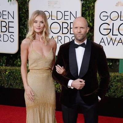 Jason Statham y Rosie Huntington-Whiteley en la alfombra roja de los Globos de Oro 2016