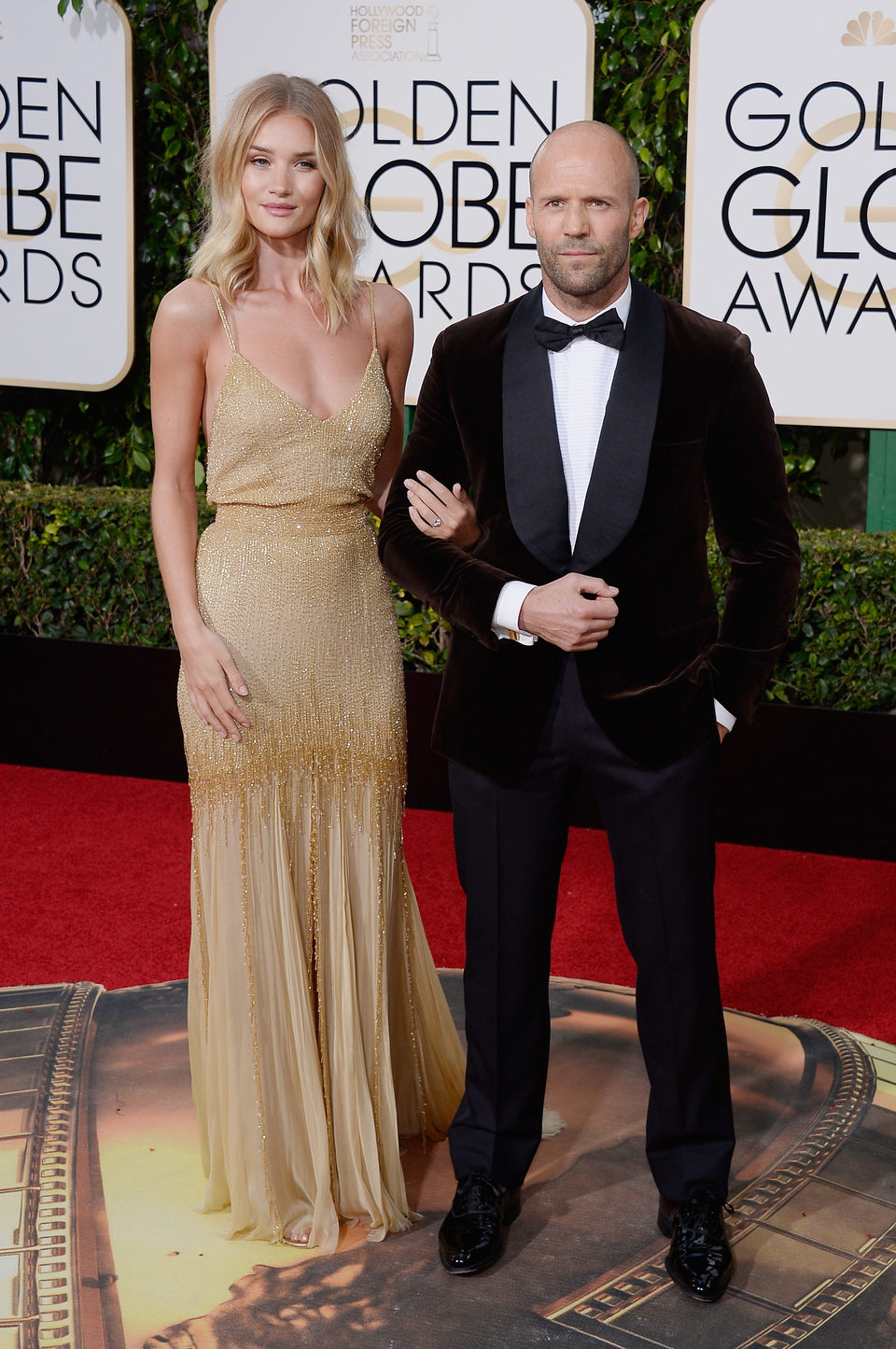 Jason Statham y Rosie Huntington-Whiteley en la alfombra roja de los Globos de Oro 2016