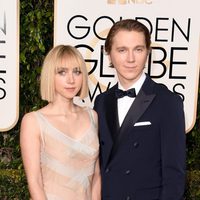 Paul Dano y Zoe Kazan en la alfombra roja de los Globos de Oro 2016