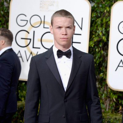 Will Poulter en la alfombra roja de los Globos de Oro 2016