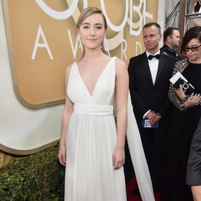 Saoirse Ronan en la alfombra roja en los Globos de Oro 2016