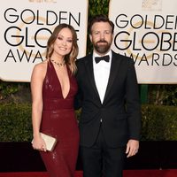 Jason Sudeikis y Olivia Wilde en la alfombra roja de los Globos de Oro 2016