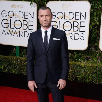 Liev Schreiber en la alfombra roja de los Globos de Oro 2016