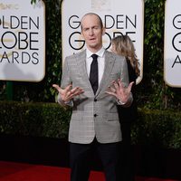 Denis O'Hare en la alfombra roja de los Globos de Oro 2016