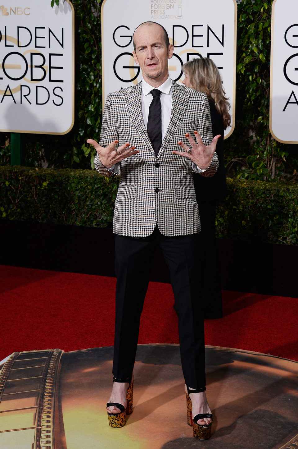 Denis O'Hare en la alfombra roja de los Globos de Oro 2016