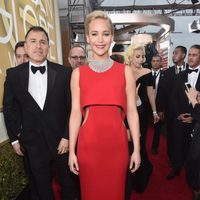 Jennifer Lawrence en la alfombra roja de los Globos de Oro 2016