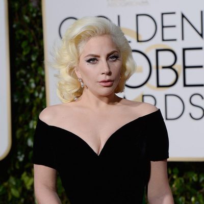 Lady Gaga en la alfombra roja de los Globos de Oro 2016