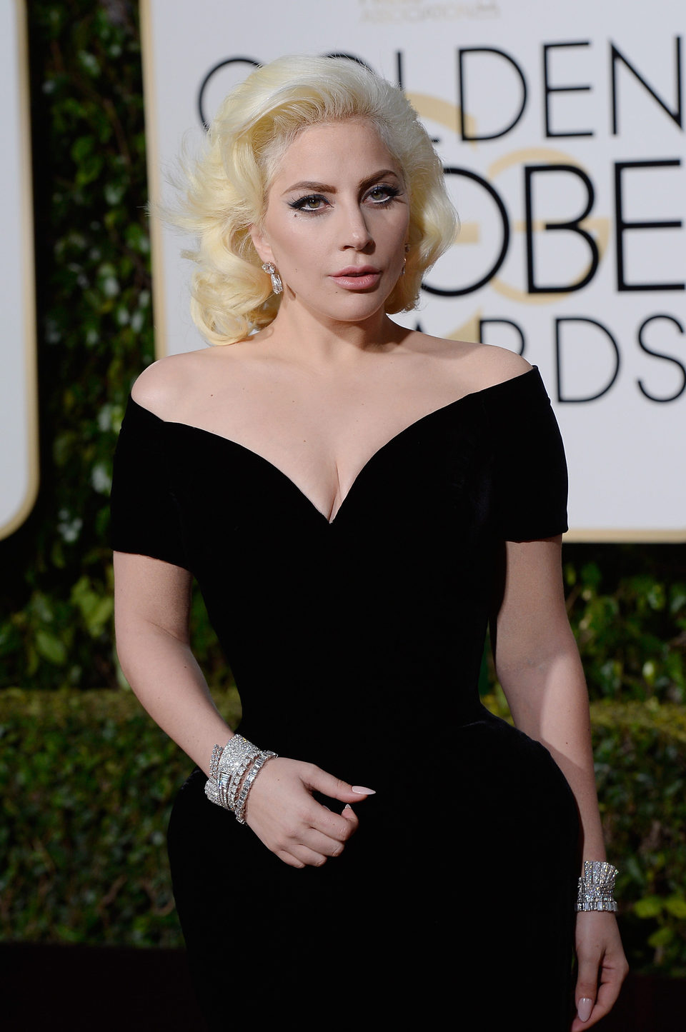 Lady Gaga en la alfombra roja de los Globos de Oro 2016