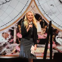 Evanna Lynch en el escenario del evento