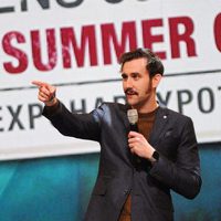 Matthew Lewis en el escenario del evento