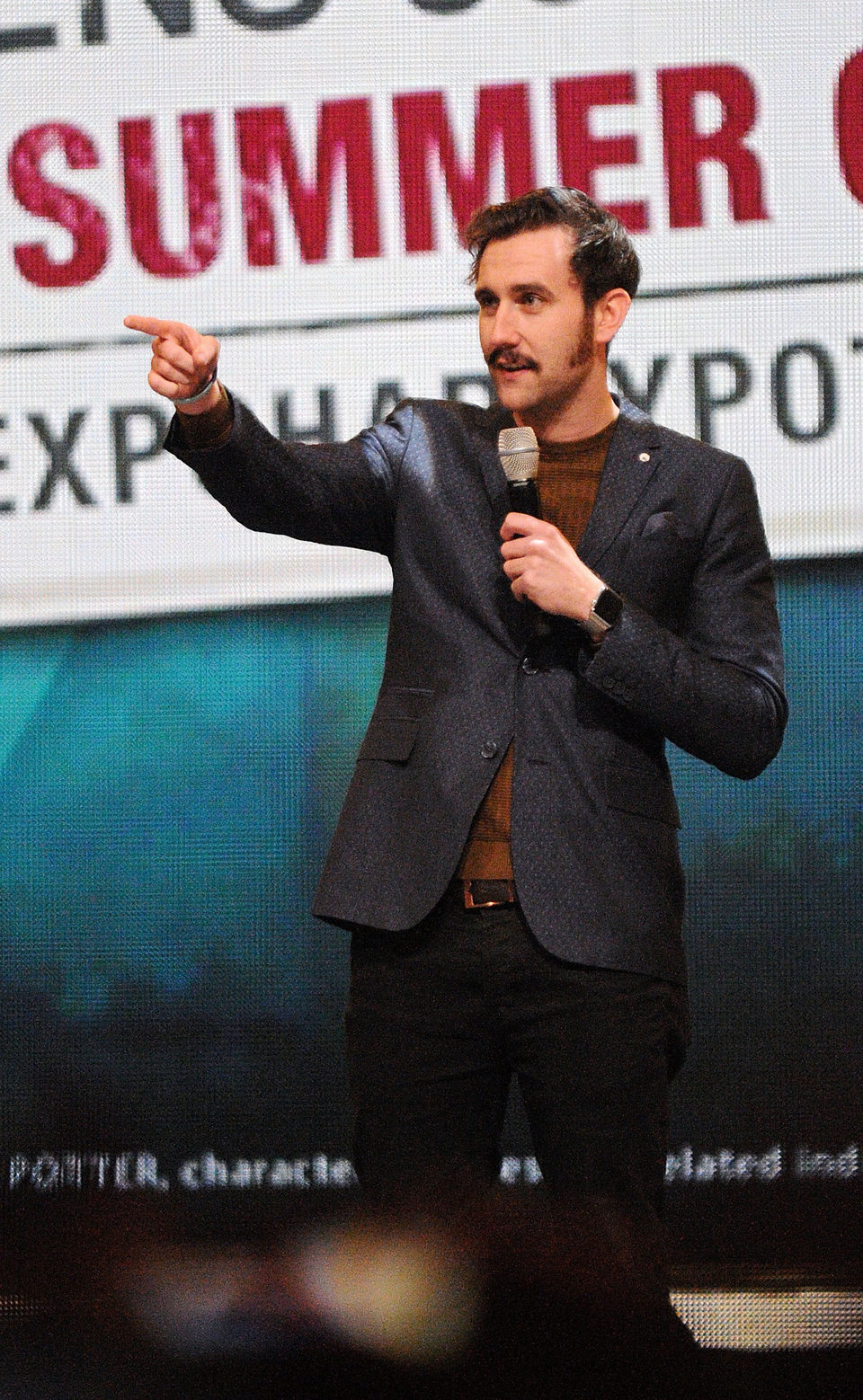 Matthew Lewis en el escenario del evento