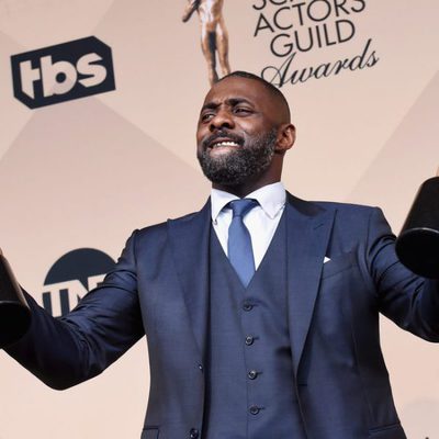 Idris Elba y sus dos premios en los SAG Awards 2016