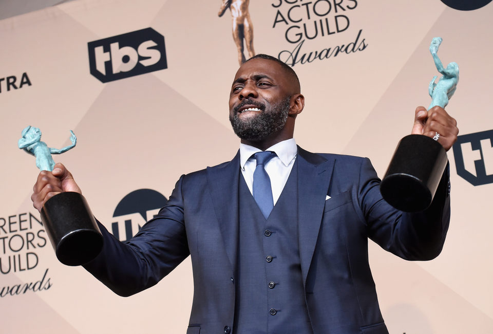 Idris Elba y sus dos premios en los SAG Awards 2016