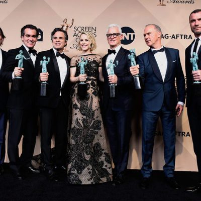 El reparto de 'Spotlight' con su premio en los SAG Awards 2016