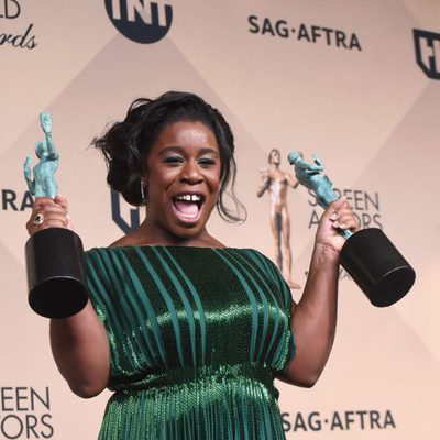 Uzo Aduba y sus dos premios en los SAG Awards 2016