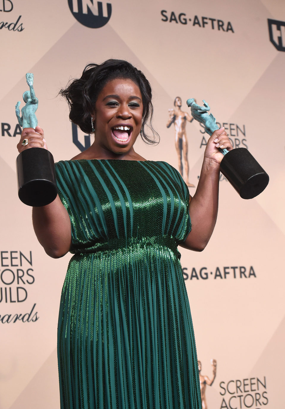 Uzo Aduba y sus dos premios en los SAG Awards 2016