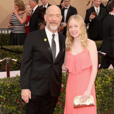 J.K. Simmons y Olivia Simmons en la alfombra roja de los SAG Awards 2016