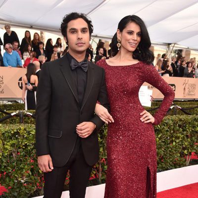 Kunal Nayyar y Neha Kapur en la alfombra roja de los SAG Awards 2016