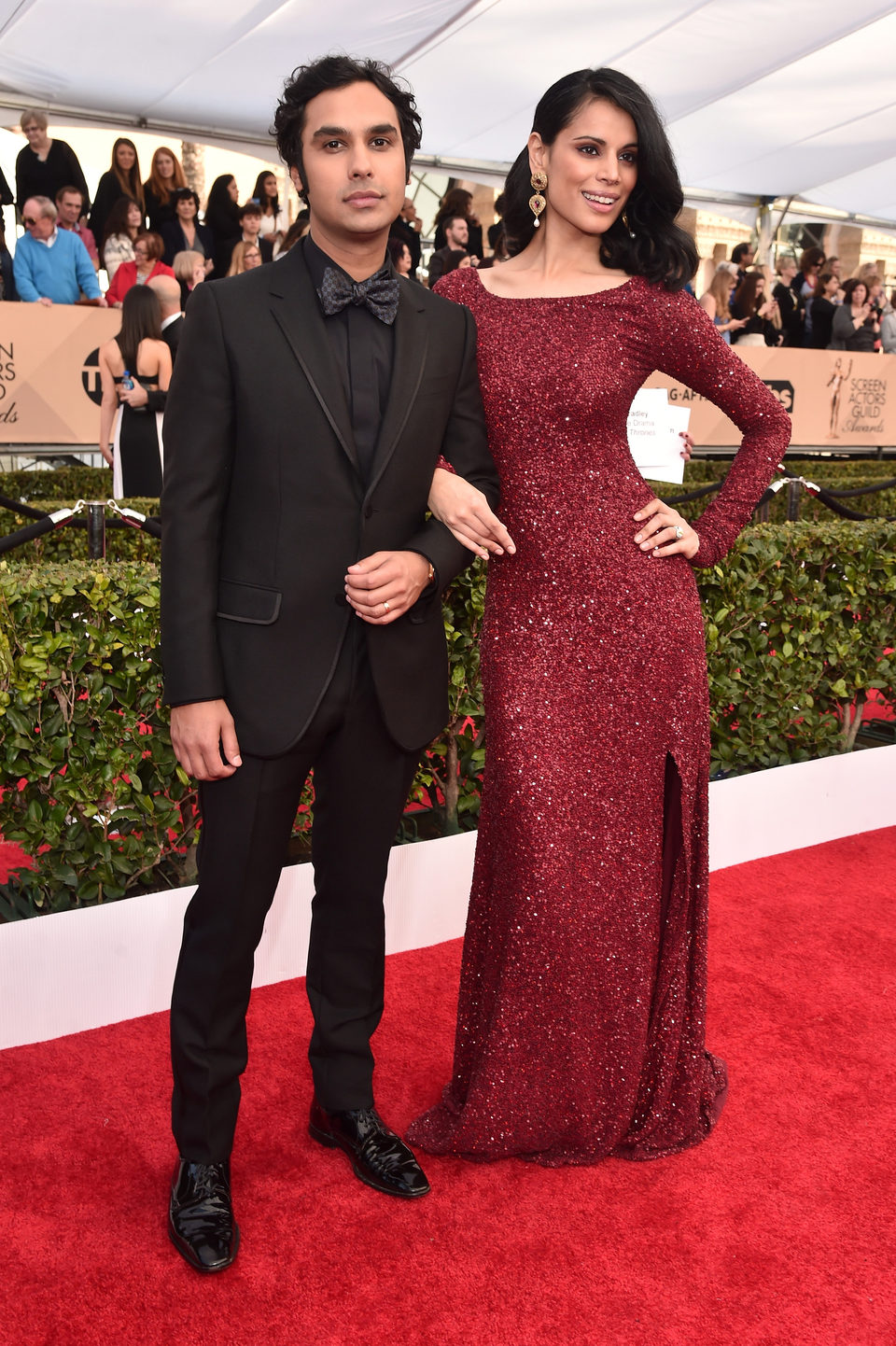 Kunal Nayyar y Neha Kapur en la alfombra roja de los SAG Awards 2016