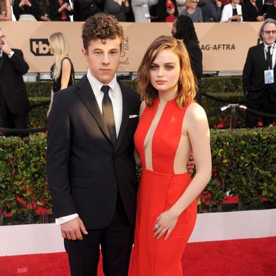 Nolan Gould y Joey King en la alfombra roja de los SAG Awards 2016