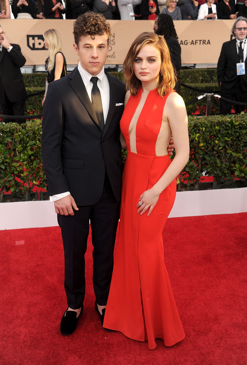 Nolan Gould y Joey King en la alfombra roja de los SAG Awards 2016